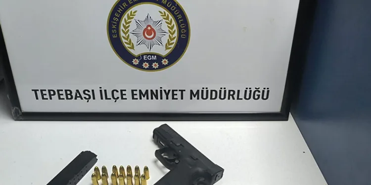 Polise mukavemet gösteren şahısların aracından tabanca çıktı