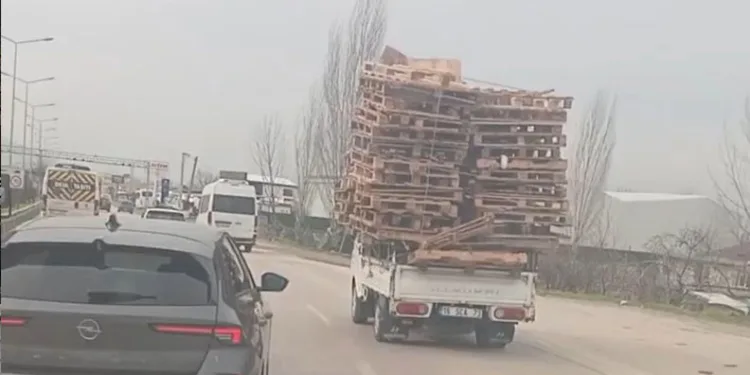 Bursa’da tehlikeli taşımacılık kamerada