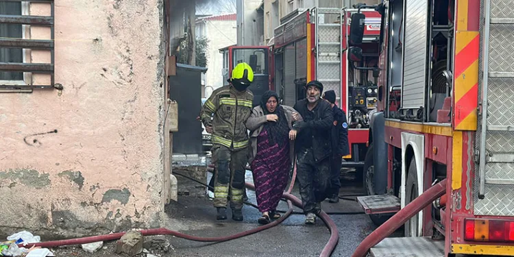 Bursa’da 2’si çocuk 4 kişi yanmaktan son anda kurtarıldı
