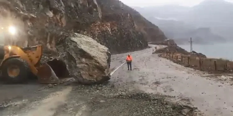 Artvin’de karayoluna kaya düştü