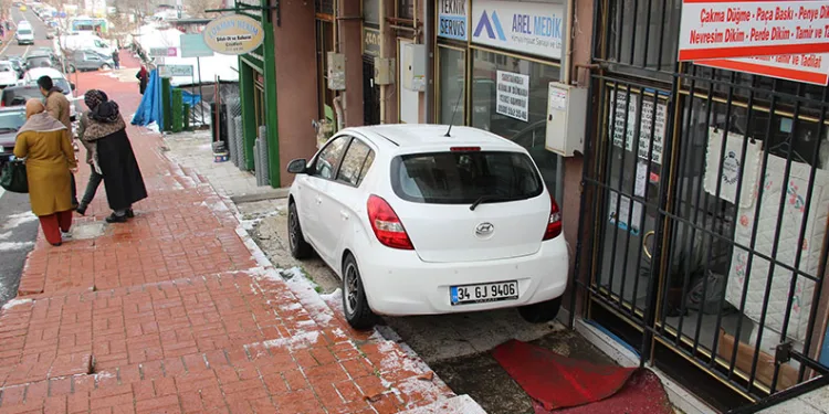 Dik yokuşta kontrolden çıktı, merdivenlerde askıda kaldı