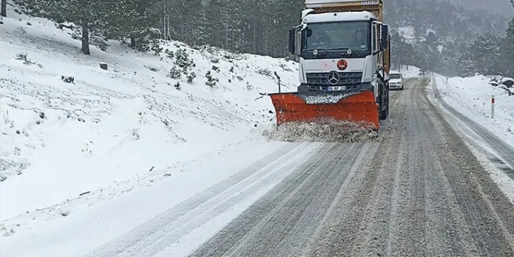 Kazdağları’nda kar yağışı trafiği olumsuz etkiliyor