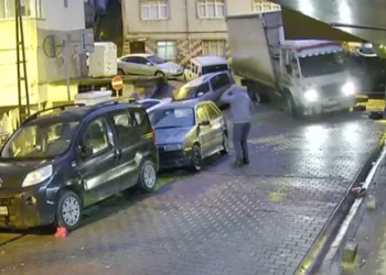 Kamyon park halindeki araçlara çarparak kaçtı