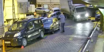 Kamyon park halindeki araçlara çarparak kaçtı