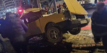 Otomobil çarptığı direkte asılı kaldı: 4 yaralı