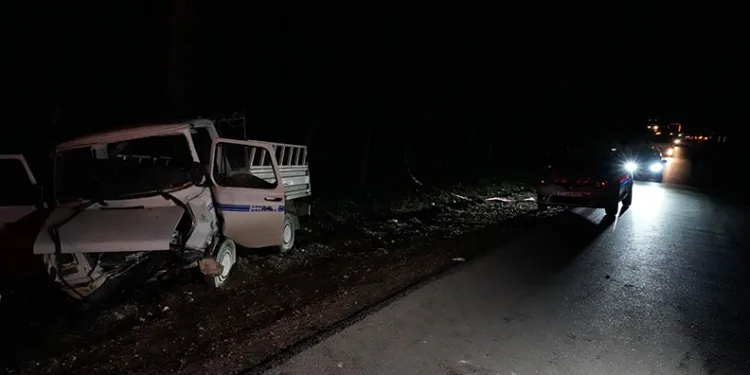Antalya’da otomobil ile kamyonet kafa kafaya çarpıştı: 1 ölü, 2 yaralı