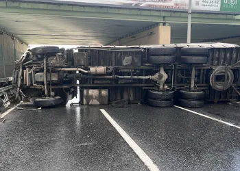 E-5’te kamyon devrildi, yol trafiğe kapandı