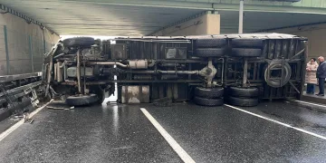 E-5’te kamyon devrildi, yol trafiğe kapandı