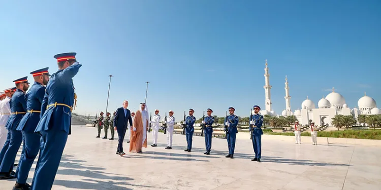 TBMM Başkanı Kurtulmuş, Abu Dabi’de Wahat Al Karama Şehitliği’ni ziyaret etti