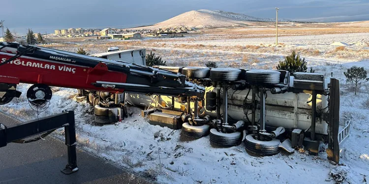 Devrilen tankerde 28 ton yağ ziyan oldu