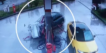 Otomobilin akaryakıt istasyonundaki pompaya çarptığı kaza kamerada