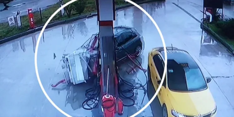 Otomobilin akaryakıt istasyonundaki pompaya çarptığı kaza kamerada