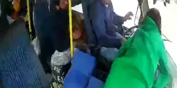Adana’da minibüs ve otomobil çarpıştı
