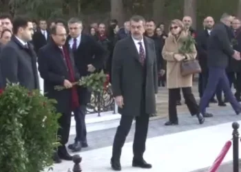 Milli Eğitim Bakanı Tekin, Bakü’de şehitlikleri ziyaret etti