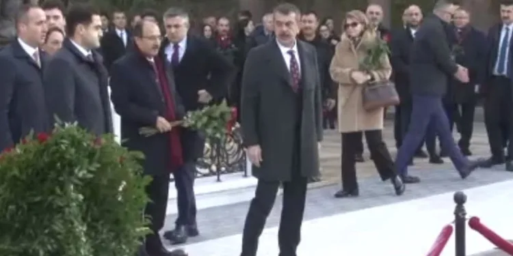 Milli Eğitim Bakanı Tekin, Bakü’de şehitlikleri ziyaret etti
