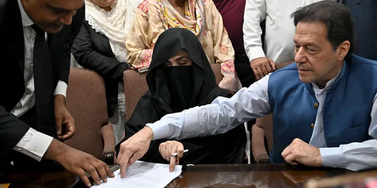 Pakistan’da eski Başbakan ve eşine 14’er yıl hapis