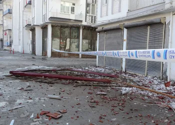 Malatya’da 4 katlı binanın çatısı çöktü