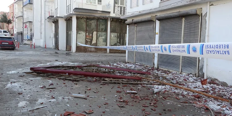 Malatya’da 4 katlı binanın çatısı çöktü