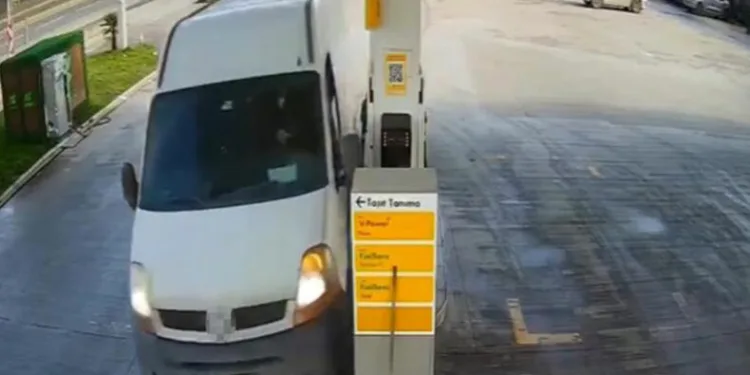 Minibüs akaryakıt pompalarını teğet geçti