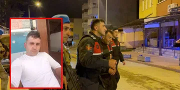 Camı kırıp eve girdi, eşinin sevgilisini defalarca bıçakladı