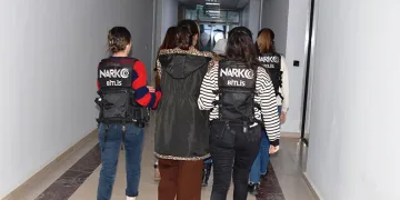 Bitlis’te iki kadının üzerinde 10 kilo uyuşturucu ele geçirildi