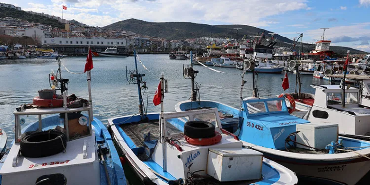 İzmir’de batan balıkçı teknesinde ölen 3 kişiye acı veda
