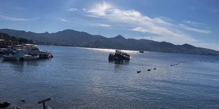Fırtına ahşap tekneyi alabora etti