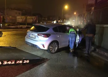 TÜGVA Genel Başkan Yardımcısı kaza yaptığı araçta sıkıştı