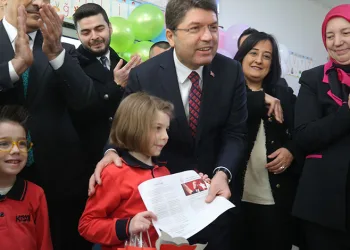 Yılmaz Tunç, Bursa’da öğrencilere karne dağıttı
