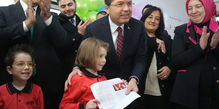 Yılmaz Tunç, Bursa’da öğrencilere karne dağıttı