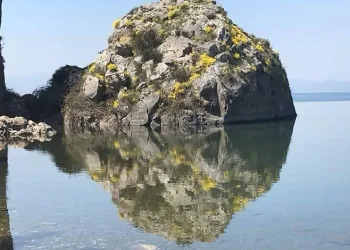 İznik Gölü’ne yansıyan kaya görüntüsü paylaşım rekoru kırıyor