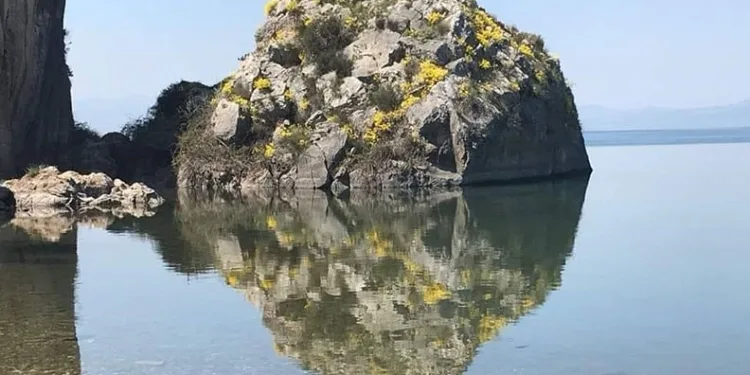 İznik Gölü’ne yansıyan kaya görüntüsü paylaşım rekoru kırıyor