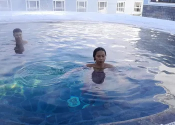 Uludağ’da karların ortasında hamam keyfi