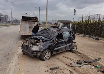 Bursa’da kontrolden çıkan otomobil takla attı