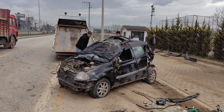 Bursa’da kontrolden çıkan otomobil takla attı