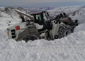 Kar tünellerinde ekiplerin zorlu çalışması