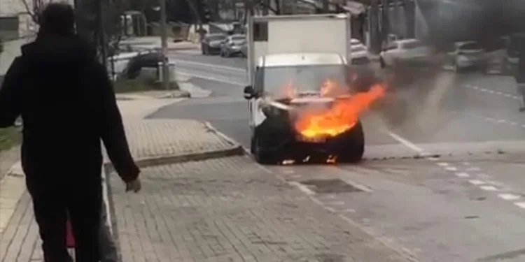 Bursa’da seyir halindeki hafif ticari araç alev aldı