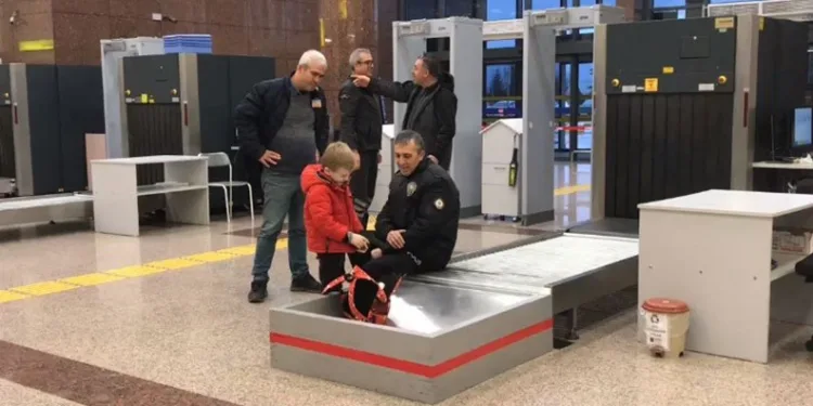 Bursa’da 6 yaşındaki çocuk silahıyla X Ray cihazına takıldı