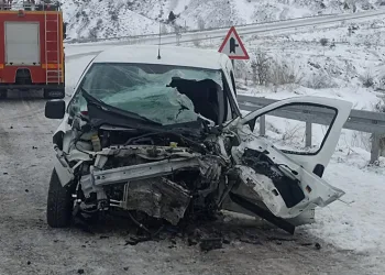 Sivas’ta minibüs ile otomobil çarpıştı: 26 yaralı