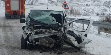 Sivas’ta minibüs ile otomobil çarpıştı: 26 yaralı