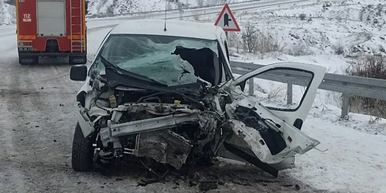 Sivas’ta minibüs ile otomobil çarpıştı: 26 yaralı