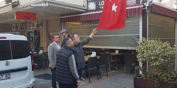 Bıçakla Türk bayrağını kesen şahıs yakalandı