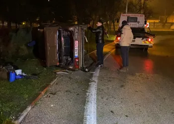 Bursa’da refüje çarpan otomobil takla attı: 1 yaralı