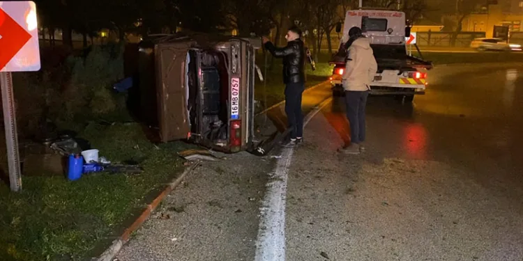 Bursa’da refüje çarpan otomobil takla attı: 1 yaralı
