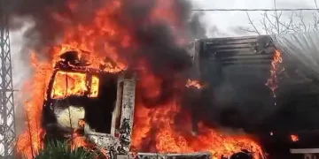 Bursa’da yol kenarına bırakılan tır alev topuna döndü