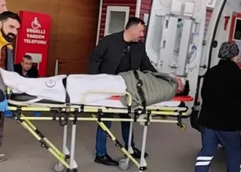 Bursa’da motosiklet sürücüsü otomobilin altında kaldı