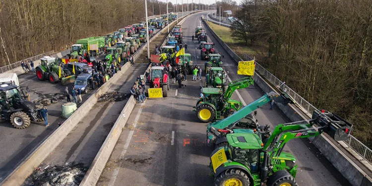 Fransa’da çiftçiler otoyolları kapattı