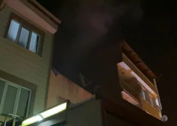 Bursa’da apartmanın çatısı alev alev yandı