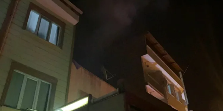Bursa’da apartmanın çatısı alev alev yandı
