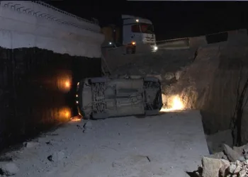 Bursa’da otomobil 4 metre yükseklikten dereye uçtu